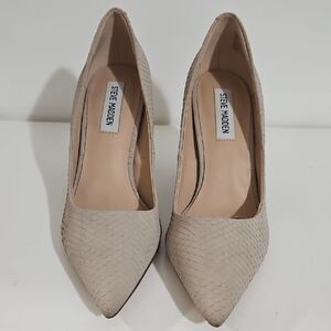 EUC Steve Madden Women's Beige Textured Heels pointed-toe heeled shoe